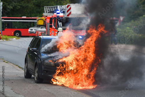 PKW Brand - Fahrzeug in Flammen