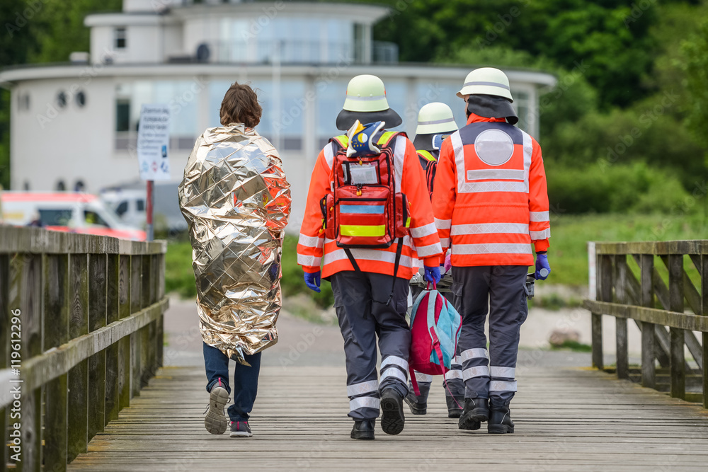 Fototapeta premium Rettungskräfte begleiten verletzte Person