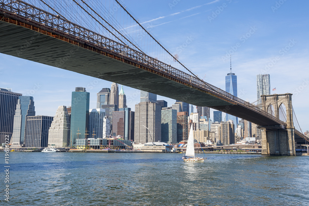 Fototapeta New York City skyline view of Brooklyn Bridge and Downtown Manhattan on bright summer afternoon