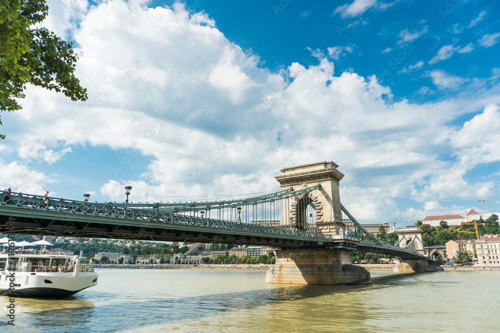 Obraz premium Budapest, Hungary - 15 August 2016. Famous spectacular The Szechenyi Chain Bridge