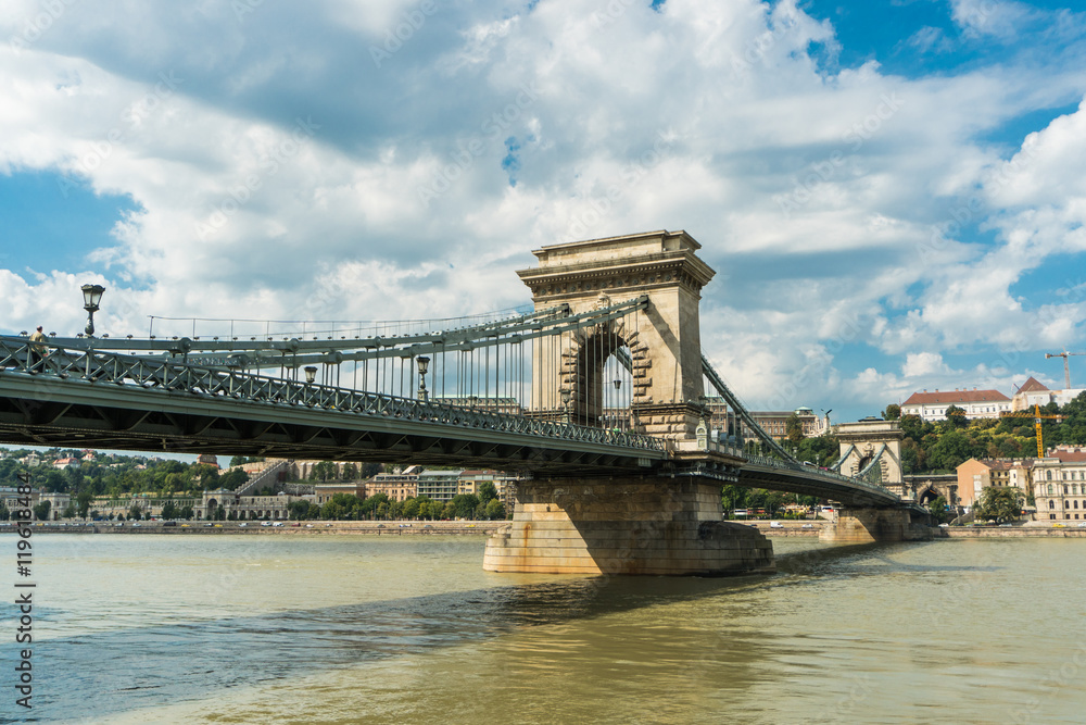 Obraz premium Budapest, Hungary - 15 August 2016. Famous spectacular The Szechenyi Chain Bridge