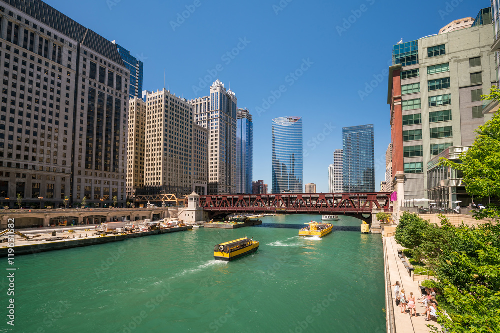 Naklejka premium The Chicago River and downtwn Chicago skylinechicago, river, lak