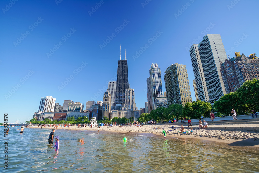 Fototapeta premium Chicago skyline from North Avenue Beach