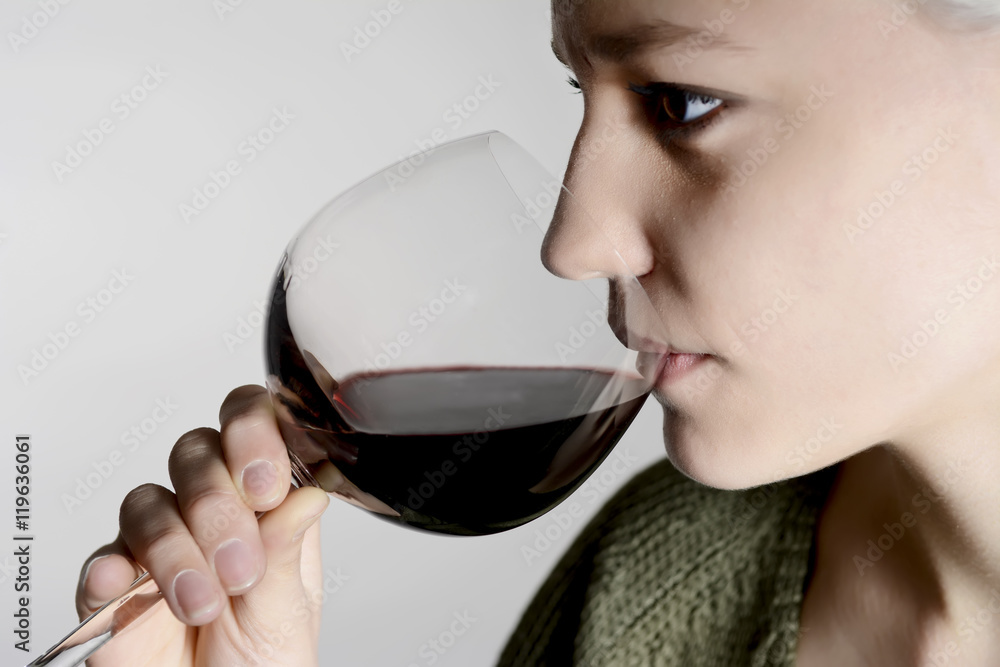 Frau trinkt Rotwein Frau trinkt Rotwein