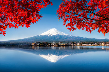 Sierkussen Foto van de dag Berg Fuji in Japanse herfst  © eyetronic