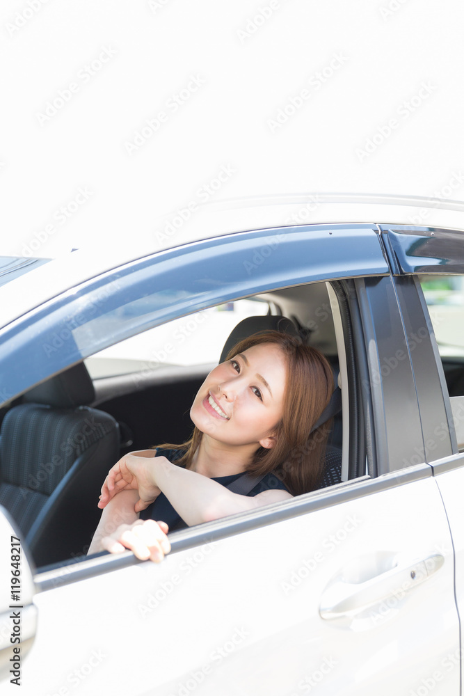 女性と自動車