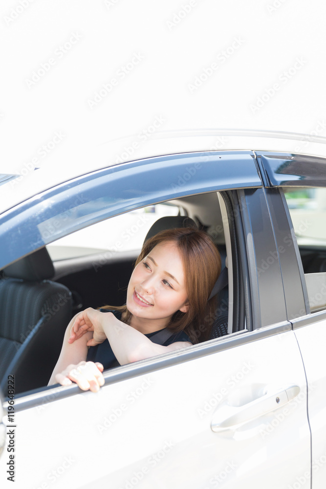 女性と自動車