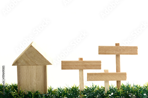 積み木の家と立札 白色背景
