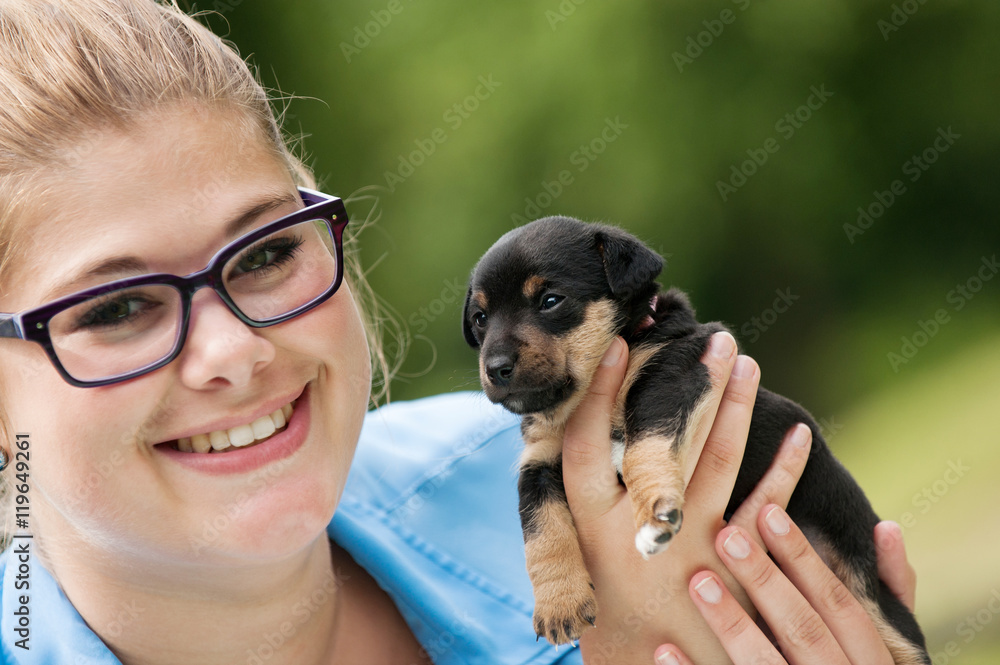 Junge Frau mit Hundebaby
Tierliebe, Jack Russel Welpe
