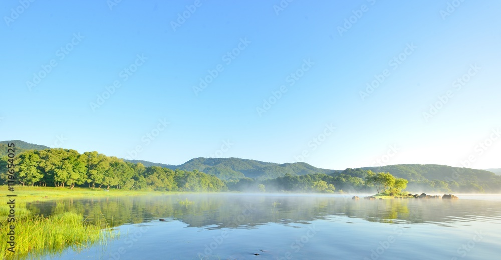 青空と朝の静かな湖