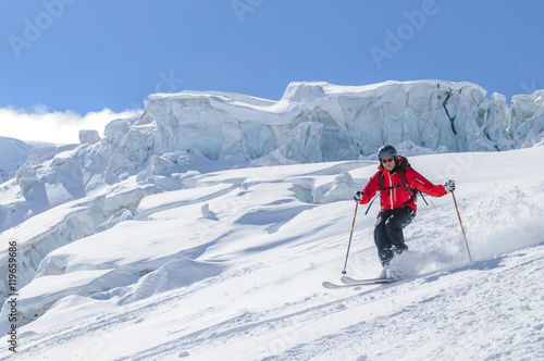 sportlich skifahren in vergletschertem Gelände