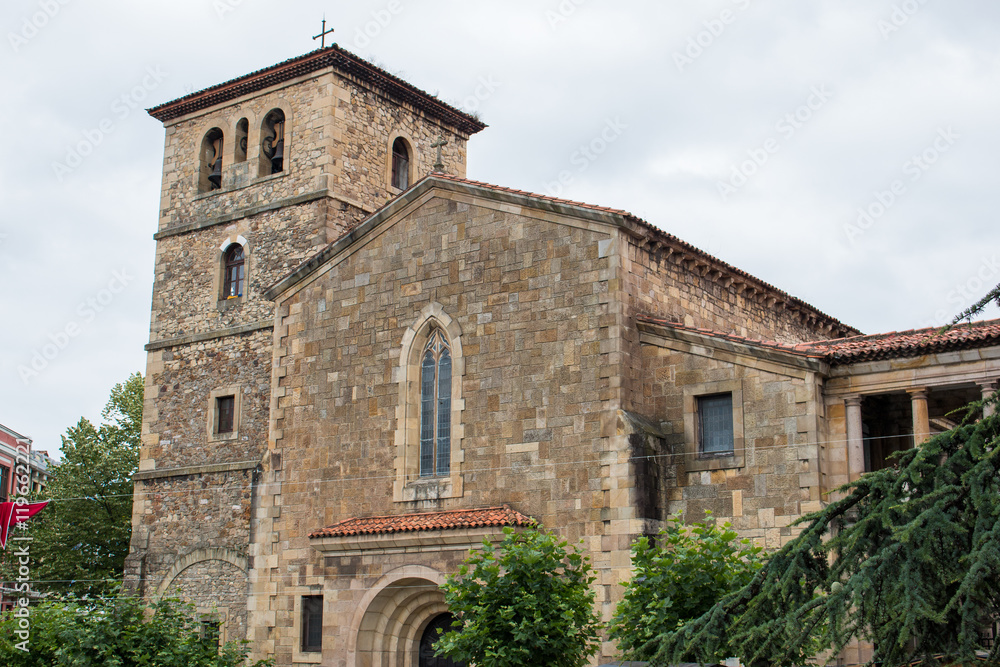 Iglesia San Nicolás de Bari en el centro histórico de Avilés en Asturias