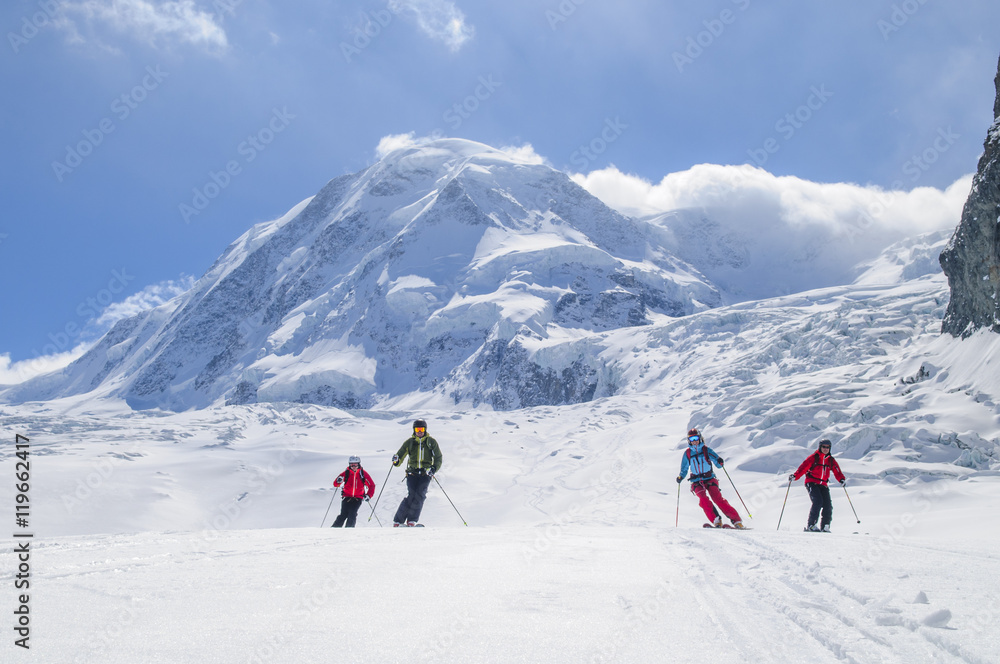 mehrere Skifahrer vor der herrlichen Kulisse der Monte Rosa