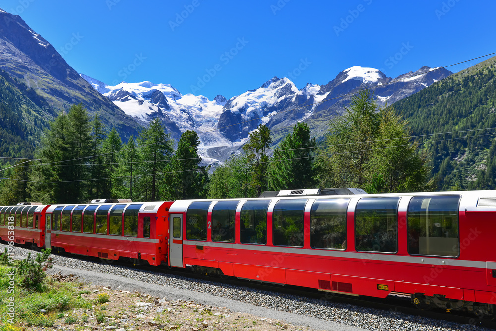 Obraz premium Szwajcarski pociąg górski Bernina Express przekroczył Alpy