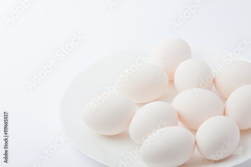 お皿に並べた卵　コピースペース