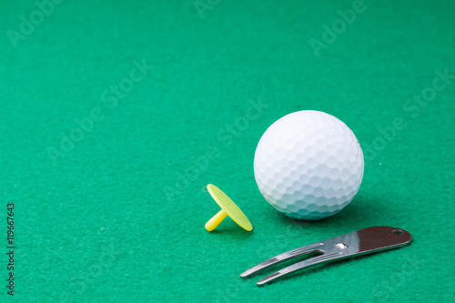 ゴルフのグリーンで使う道具とゴルフボール