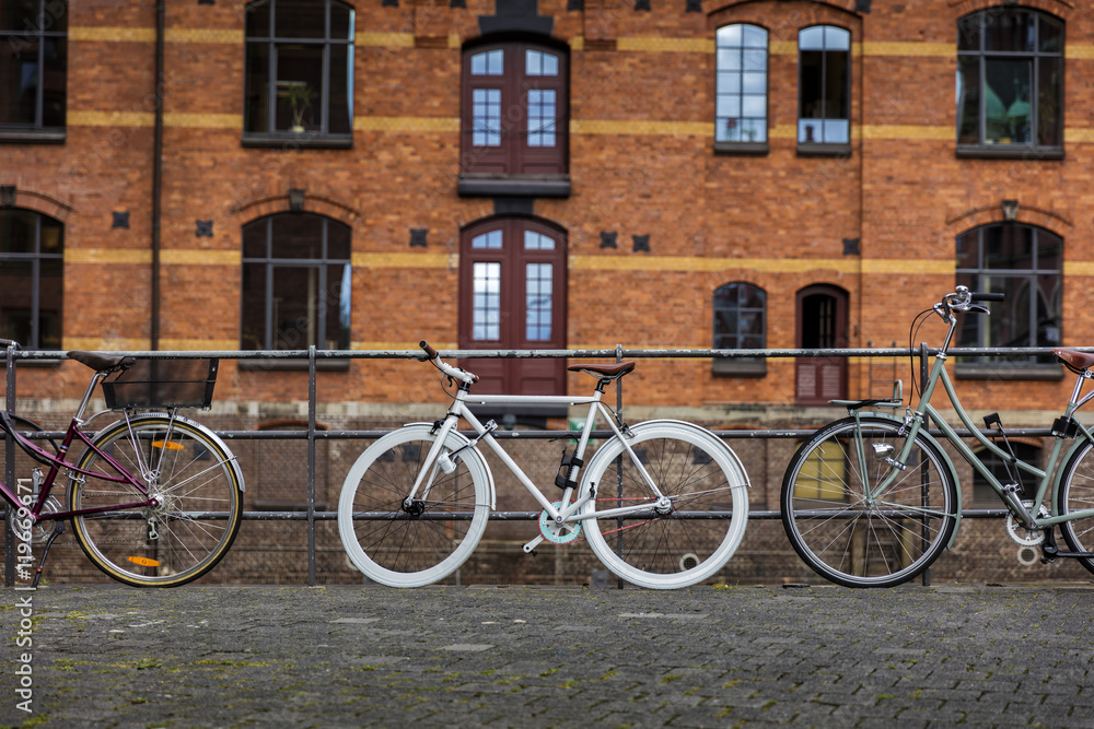 ein modernes weisses Rennrad in der Hamburger Speicherstadt