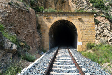 Fotobehang Trein Oude treintunnel met spoorlijn  © Pavlo Vakhrushev