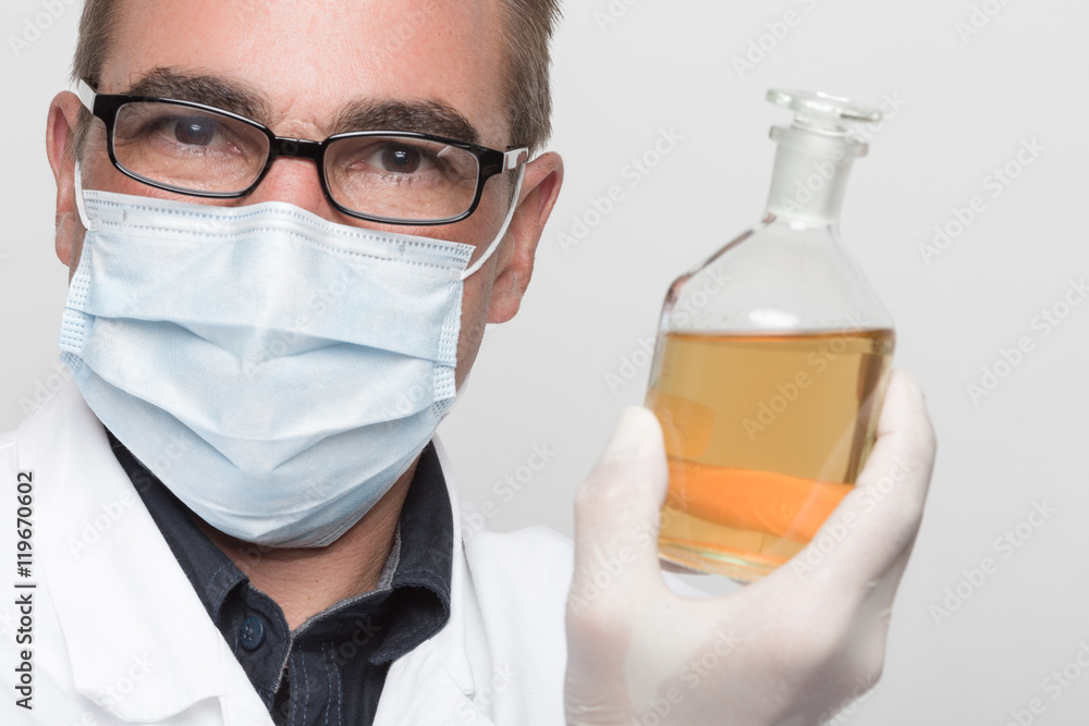 Wissenschaftler mit Glasbehälter Wissenschaftler mit Glasbehälter