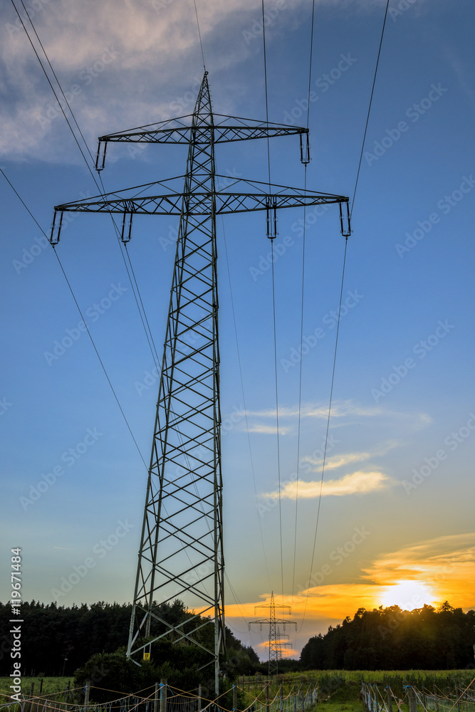 Fototapeta premium Stromtrasse - Sonnenuntergang