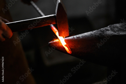 Tablou pe pânză Ironsmith hitting hotsteel