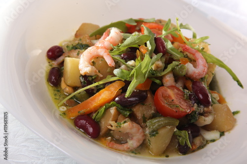 Salad with seafood and vegetables