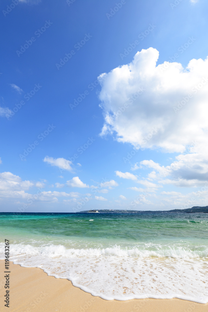 Obraz premium 沖縄の美しい海とさわやかな空