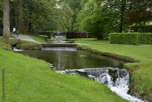 L'une des petites retenues d'eau avec ses cascades aux Jardins d'Eau d'Annevoie