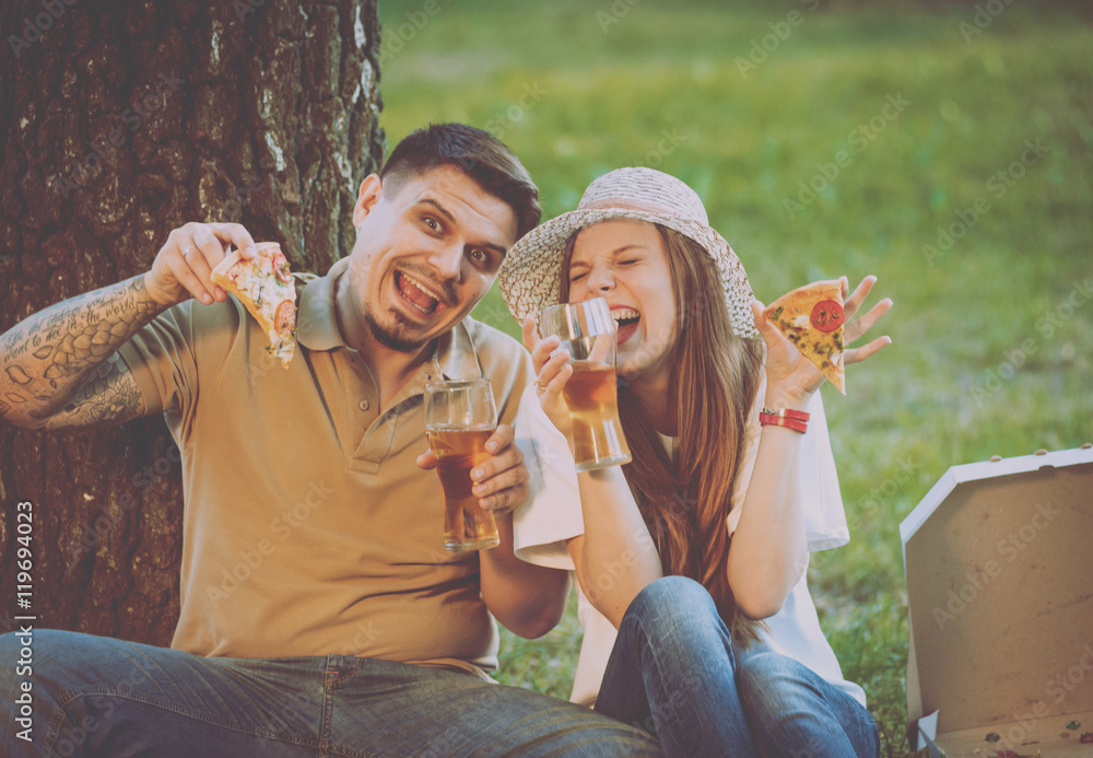 Obraz premium Happy couple on picnic