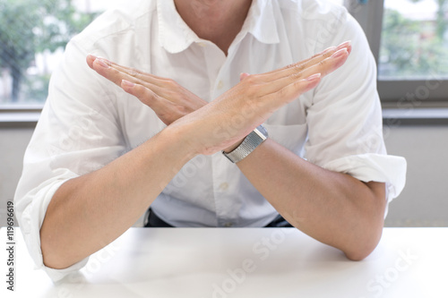 拒むビジネスマン