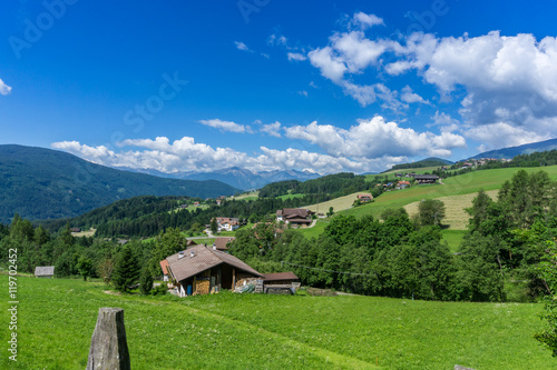 Terenten Südtirol 2  Lattenzaun vor einer Berglandschaft in Südtirol