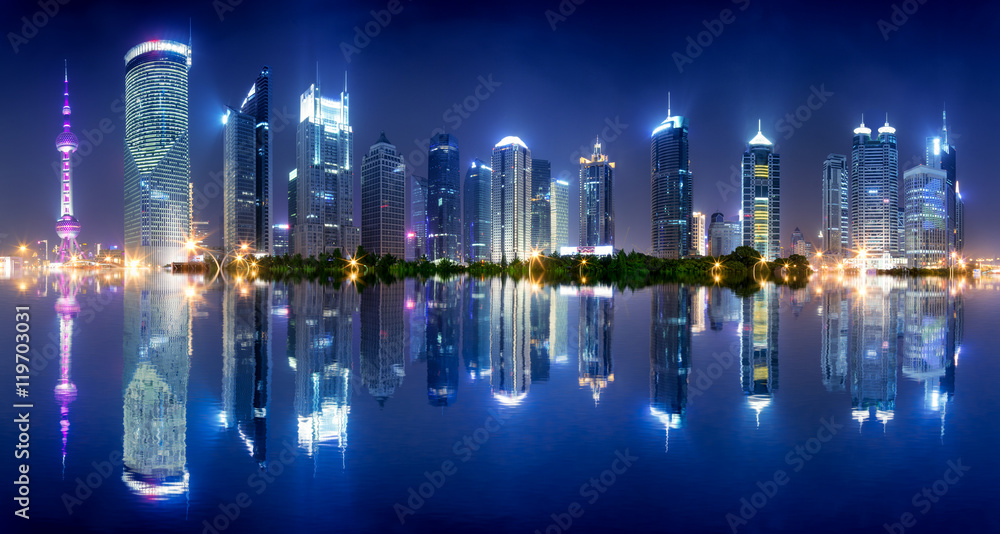 Shanghai skyline bei Nacht