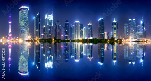 Shanghai skyline bei Nacht © eyetronic