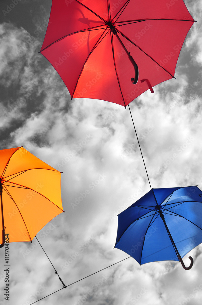 Bunte Regenschirme vor grauem Himmel Stock-Foto | Adobe Stock