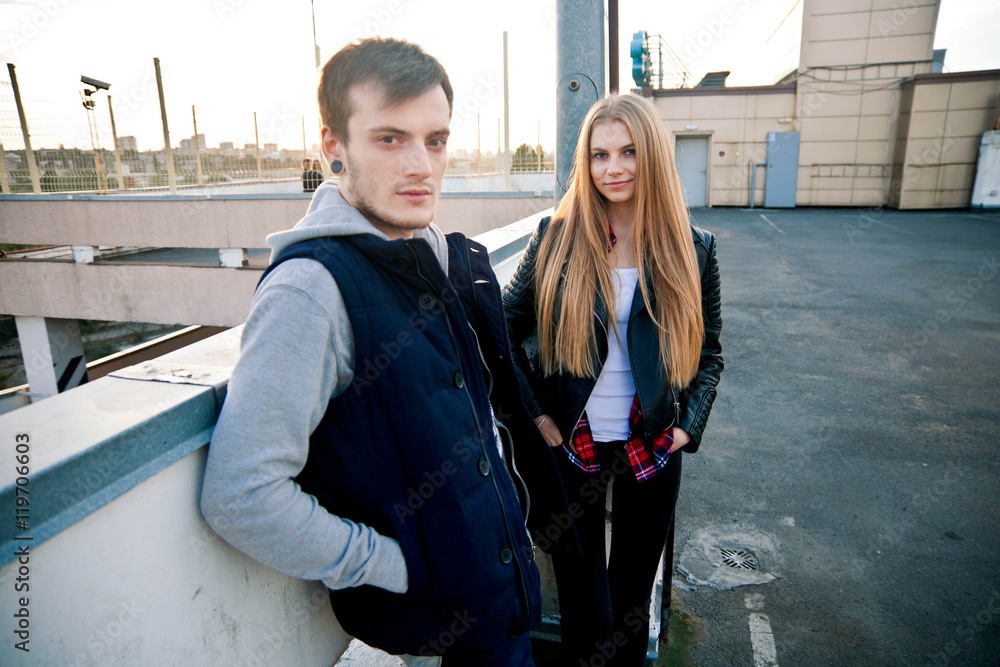 Obraz premium Attractive young couple is standing on city road