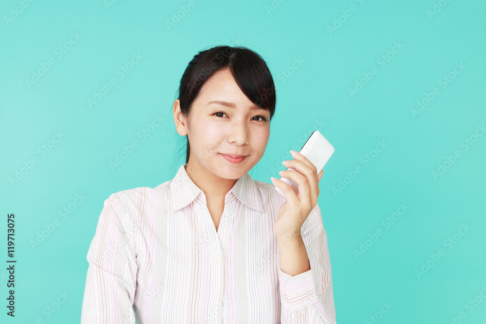 スマートフォンを持つ女性 スマートフォンを持つ女性