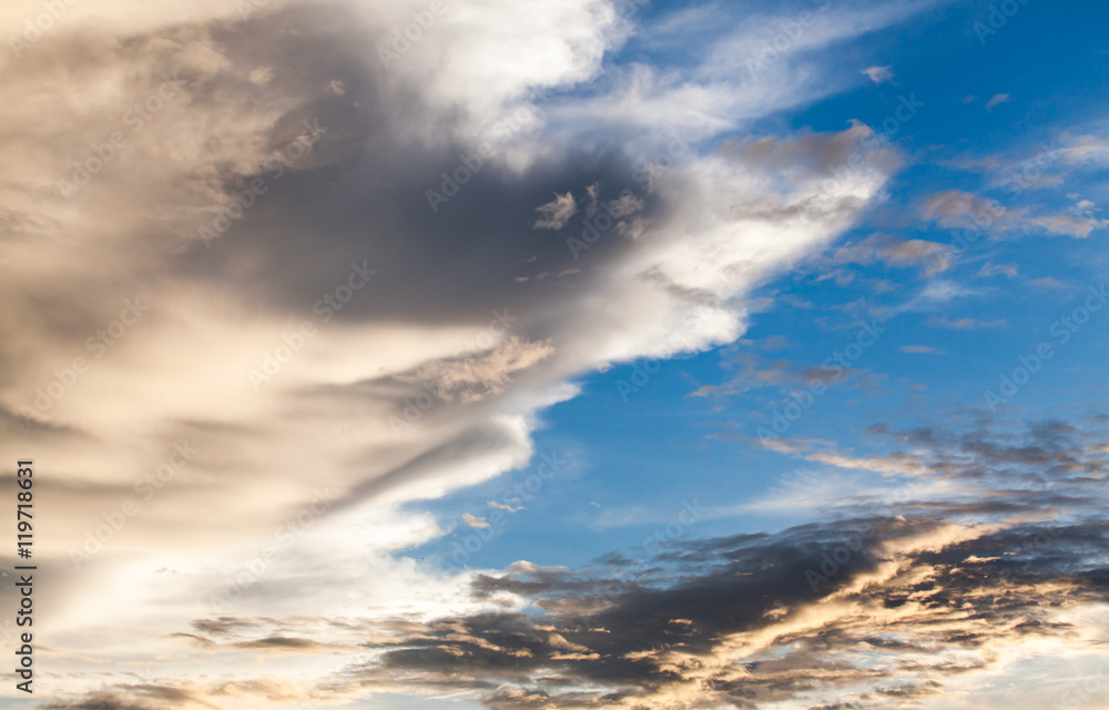 Obraz premium colorful dramatic sky with cloud at sunset