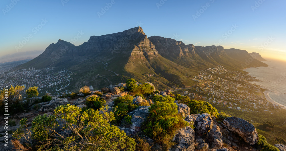 Obraz premium Widok na Górę Stołową i 12 Apostołów z Głowy Lwa. Kapsztad. Zachodni przylądek. Afryka Południowa