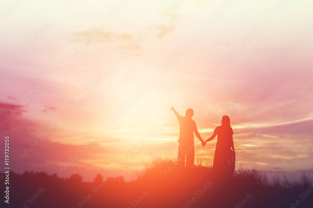 Fototapeta premium a silhouette of a man and woman holding hands with each other, w