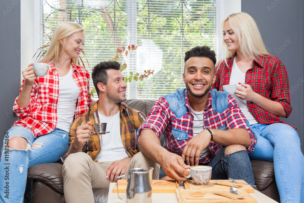Obraz premium Young people drink coffee shop, friends sitting table smiling