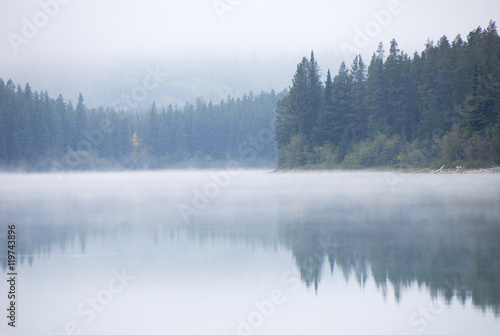 カナディアンロッキー　秋の朝靄に霞むパトリシア湖 © tatsuo115