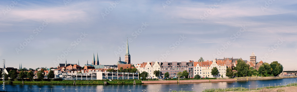 lübeck,stadtansicht von osten gesehen in vintage film look