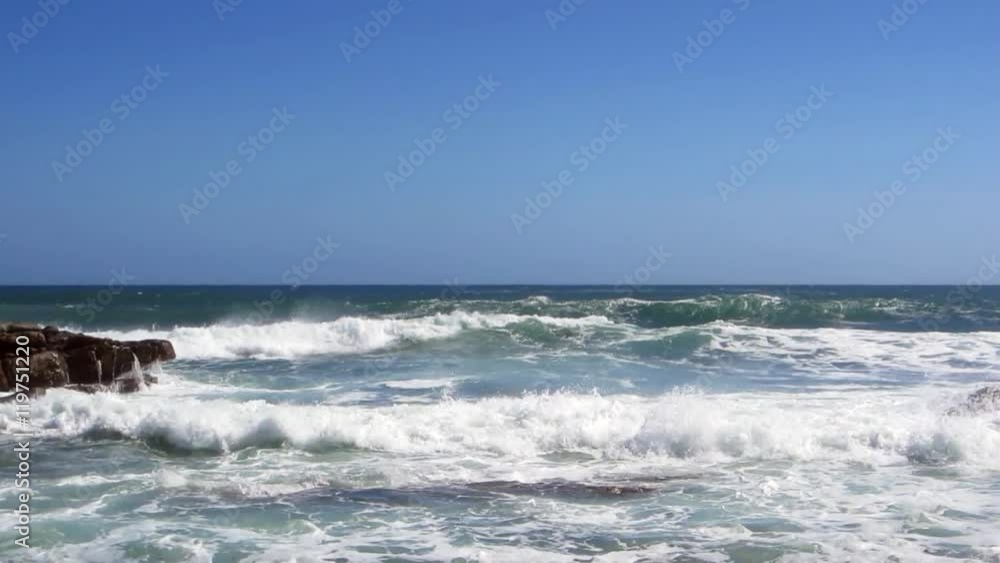 Vue au large avec vagues Vue au large avec vagues