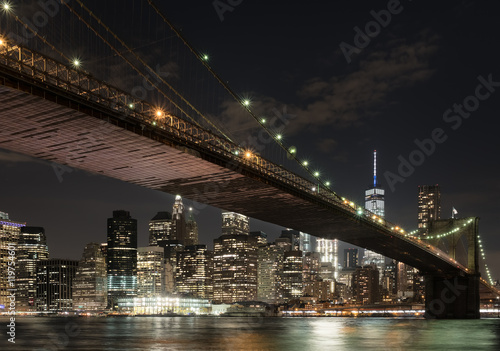 Fototapeta Naklejka Na Ścianę i Meble -  The downtown Mahnattan skyline and the Brooklyn Bridge at night