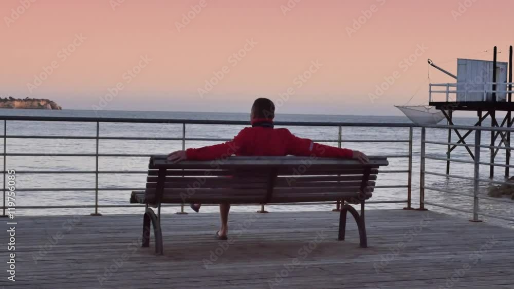 homme contemplan le coucher de soleil (4k)