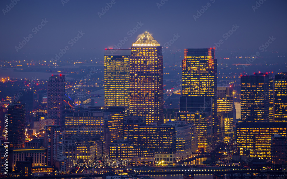 Obraz premium London, England - Skyline view of the skyscrapers of Canary Wharf, the leading business district of London at blue hour
