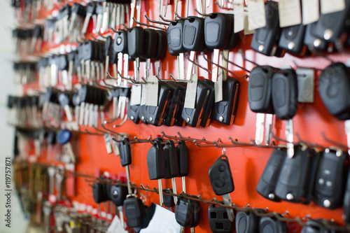 Quadro em tela Assortment of car key duplicates at display