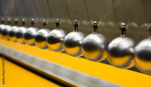 Obraz na płótnie Cartesian impulse conservation law experiment with globes