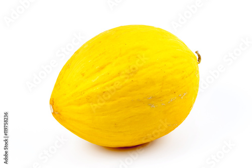Un melone su sfondo bianco.