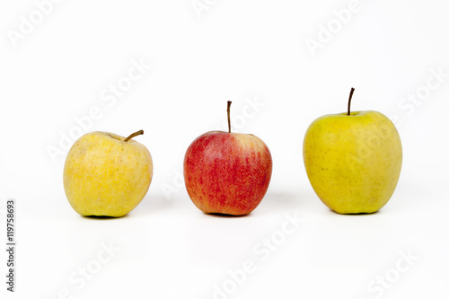 Tre mele su sfondo bianco.